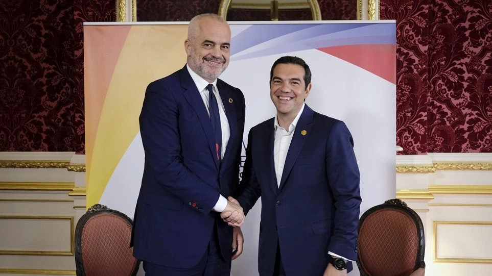 Μέτρα υπέρ των Αλβανών παίρνει η Κυβέρνηση – Υπό την προστασία της ΕΛ.ΑΣ Αλβανικά καταστήματα και στέκια  – Αφωνία Τσίπρα στην πρόκληση Ράμα